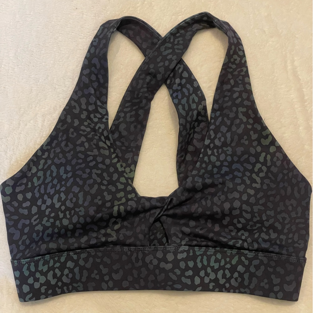 NWT Women's Fabletics Oasis Twist Sports Bra    Size Medium